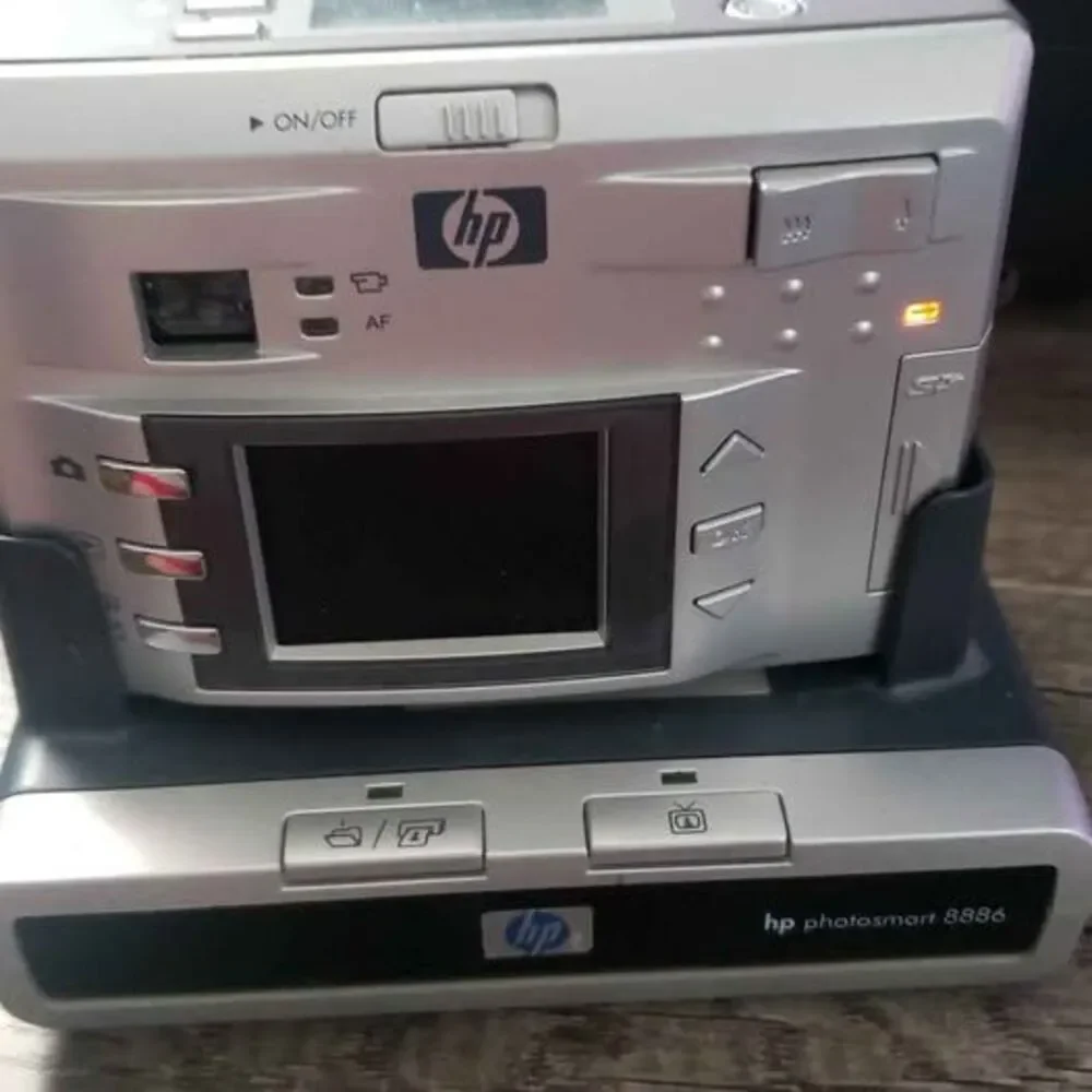 HP Photosmart 8886 Digital Camera with Dock